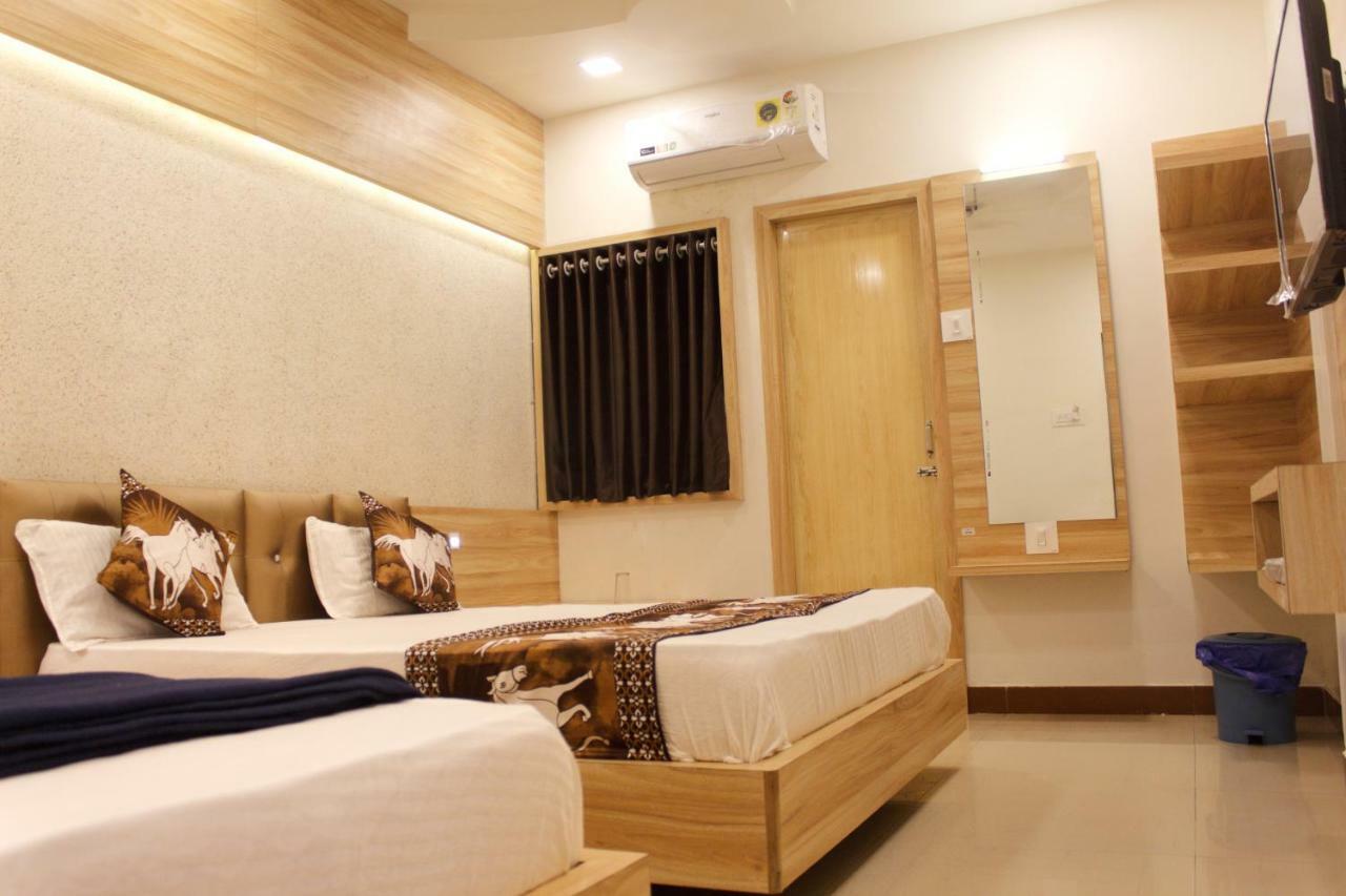 Hotel Shri Radhe Somnāth Extérieur photo