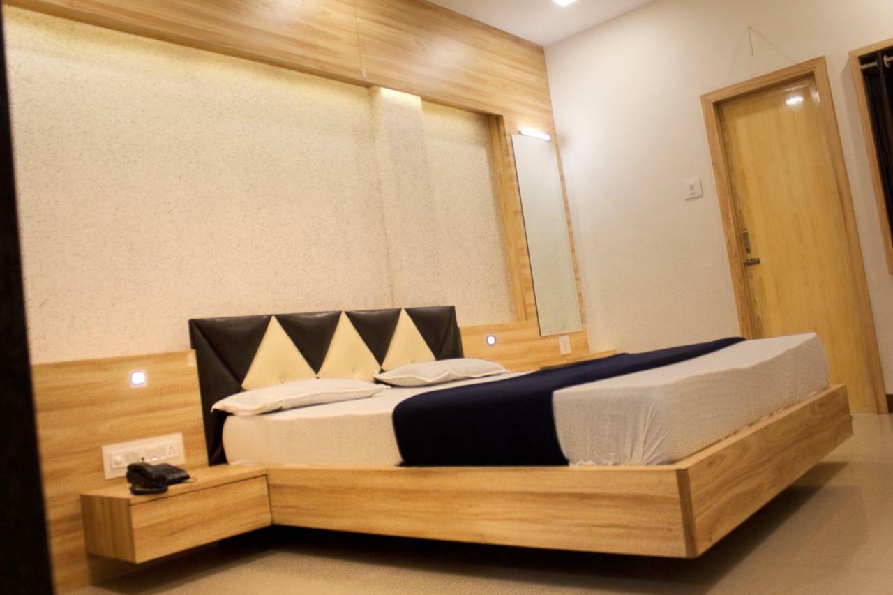 Hotel Shri Radhe Somnāth Extérieur photo