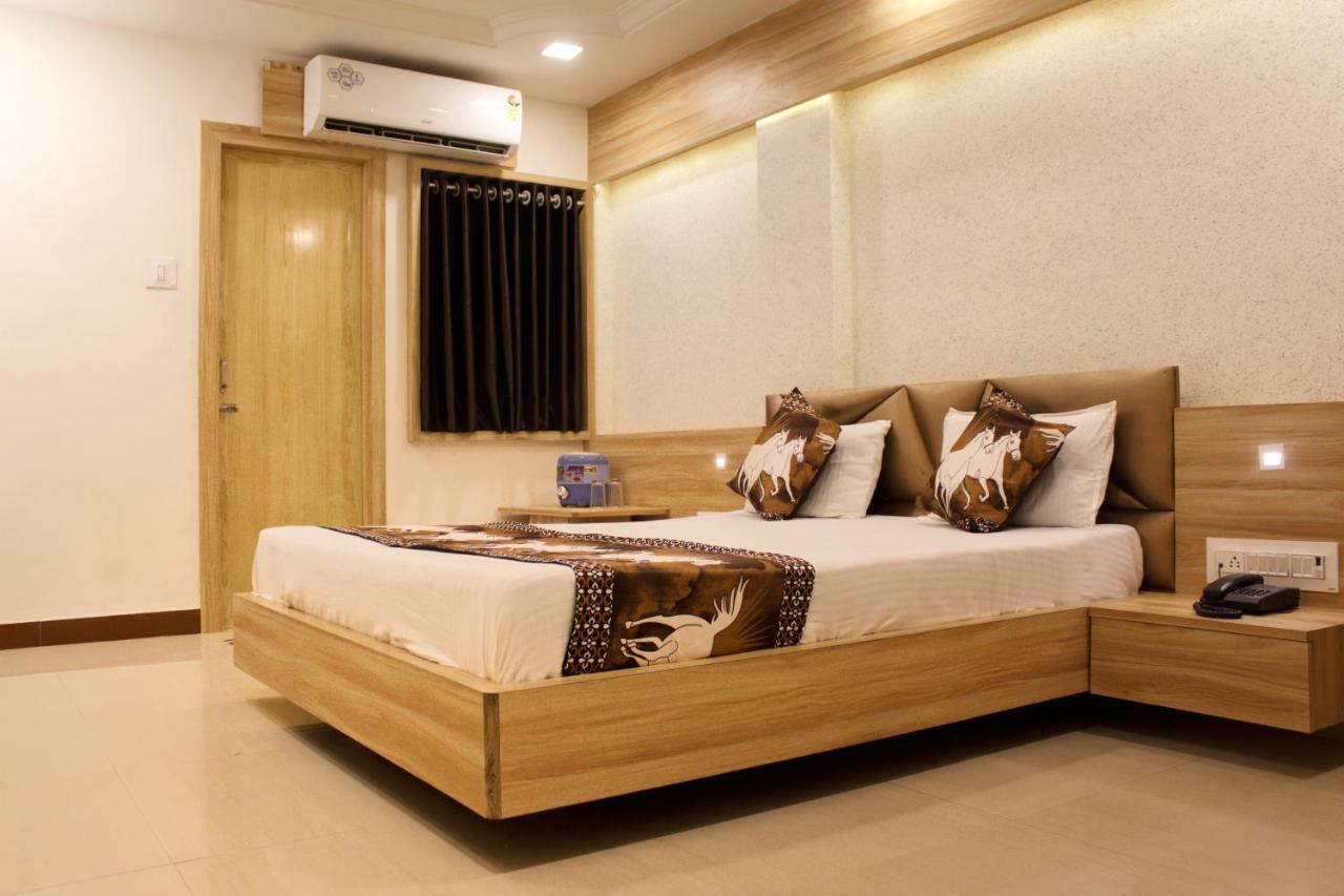 Hotel Shri Radhe Somnāth Extérieur photo