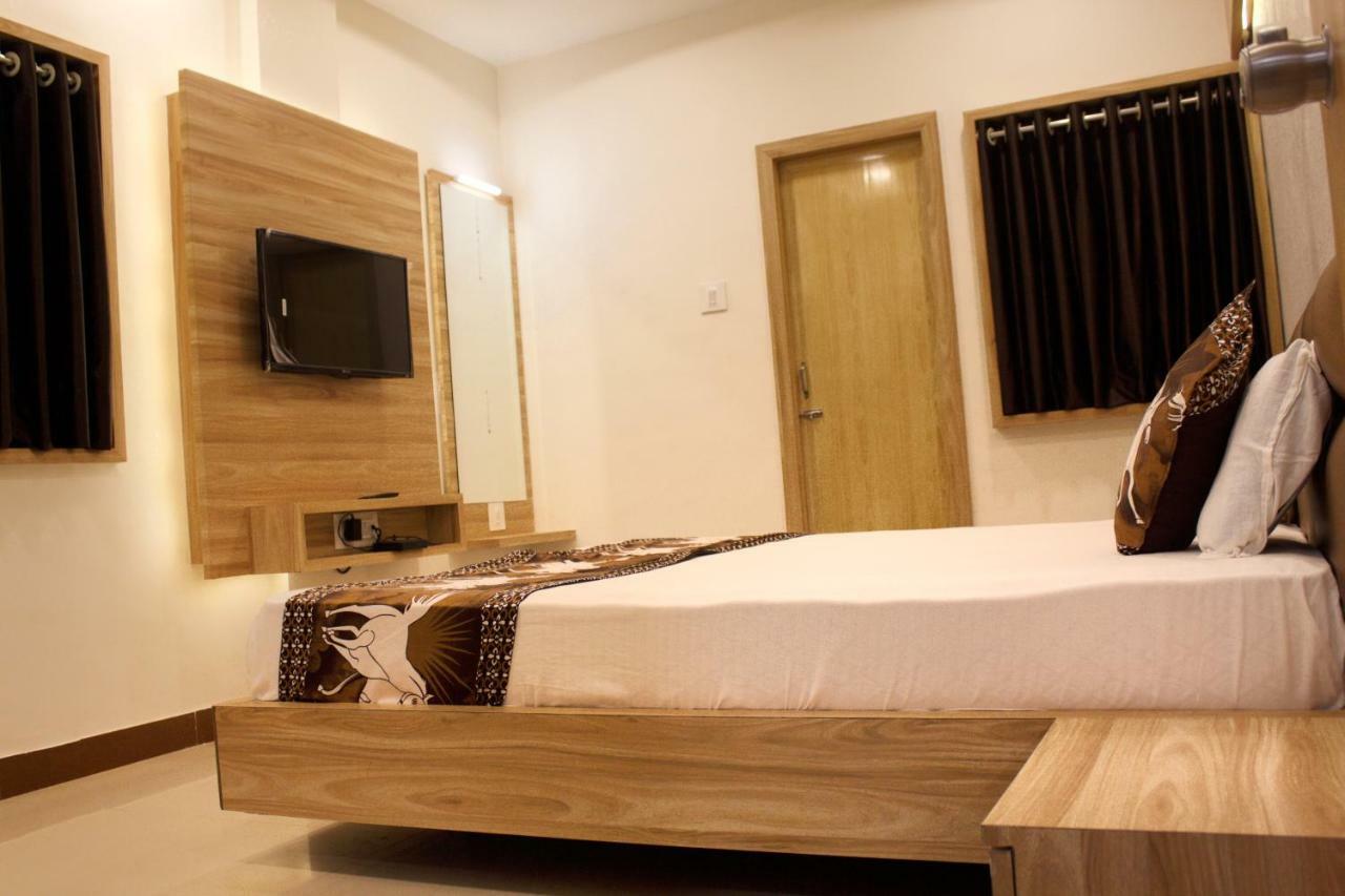 Hotel Shri Radhe Somnāth Extérieur photo
